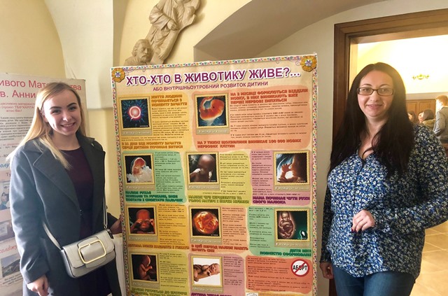 Студентка групи ЗСР-11 Юлія Ягла з сімейним психологом Богуцькою Людмилою